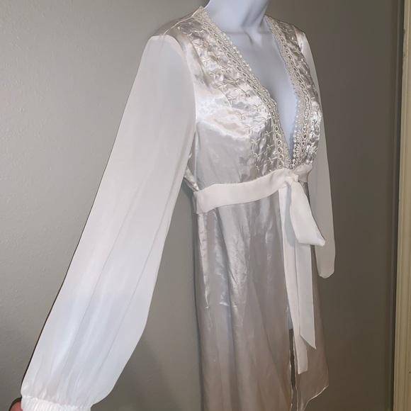 Ivory Robe Satin Small - Picture 4 of 5